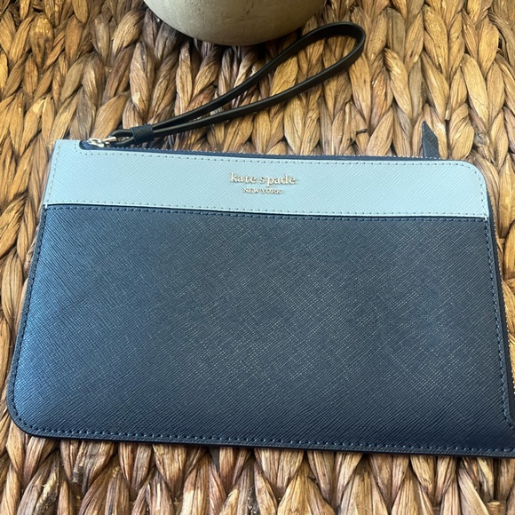 Never used Blue L-Zip Kate Spade Wristlet - Picture 3 of 7